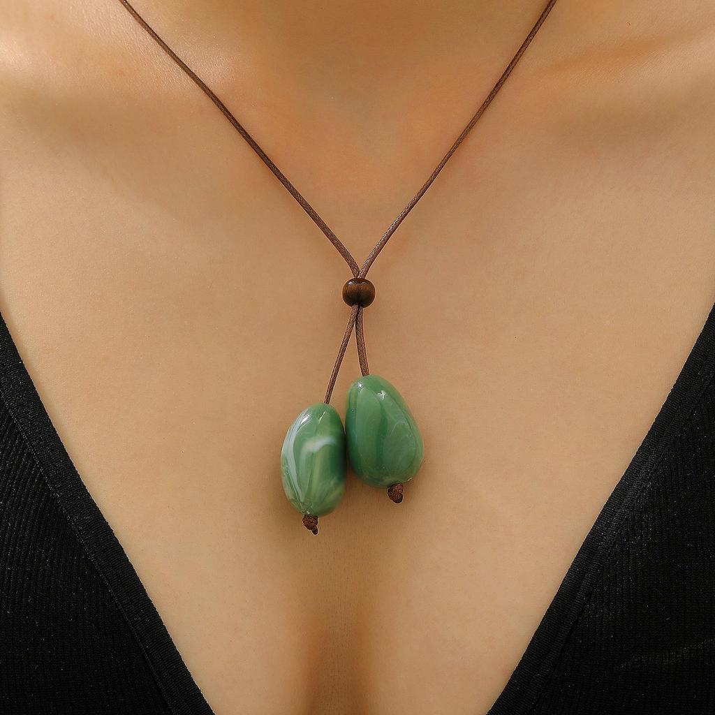 Elegant European-Style Geometric Pearl Pendant Necklace for Women