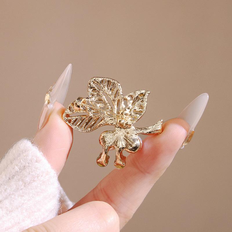 Pearl Leaf Brooch Fashion Exquisite Leaf Brooch Premium Sense Anti-light Pin Clothing Fixed Pin Accessories