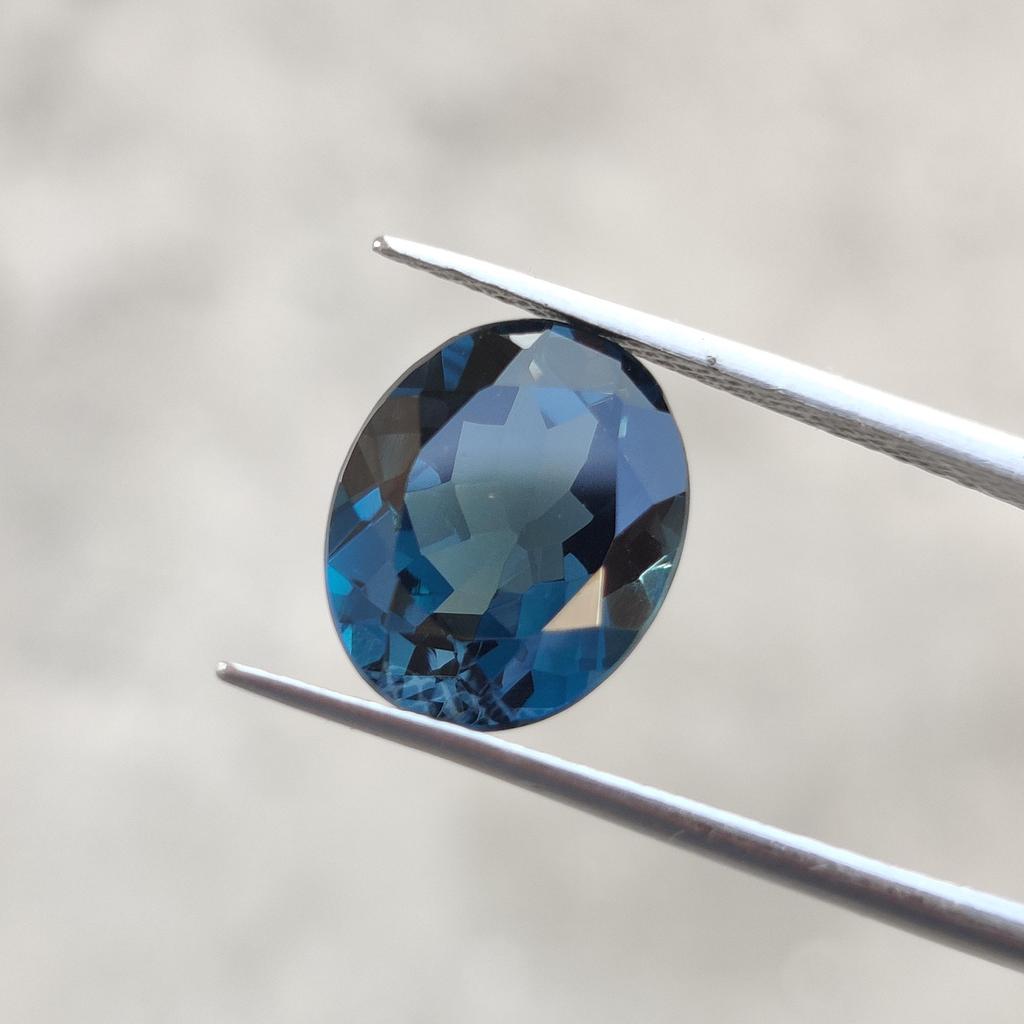 London Blue Topaz: Oval Cut Gemstone. 4.15 Carat, 11x9x5 MM Size Stone.