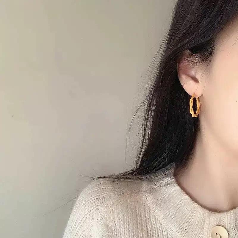 

Simple 111 silver needle twist twist earrings earrings women, geometric circle temperament Internet celebrity earrings earrings жовтий