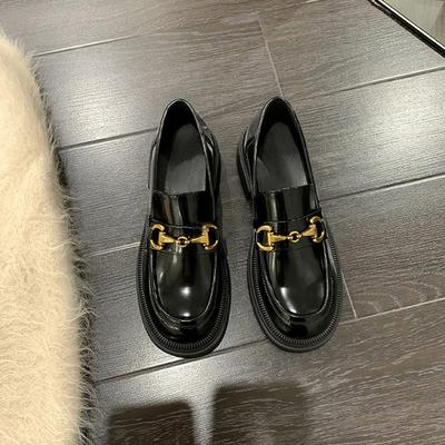 Neue Damen-Loafer im britischen Retro-Stil mit Horsebit-Schnalle, runder Spitze, dickem Absatz und dicker Unterseite, kleine Lederschuhe zum Reinschlüpfen
