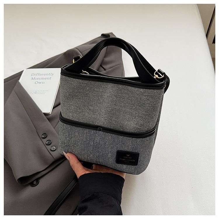 

Niche design bag women 2025 new versatile messenger bag canvas shoulder bag large capacity commuter bucket bag tide чёрный