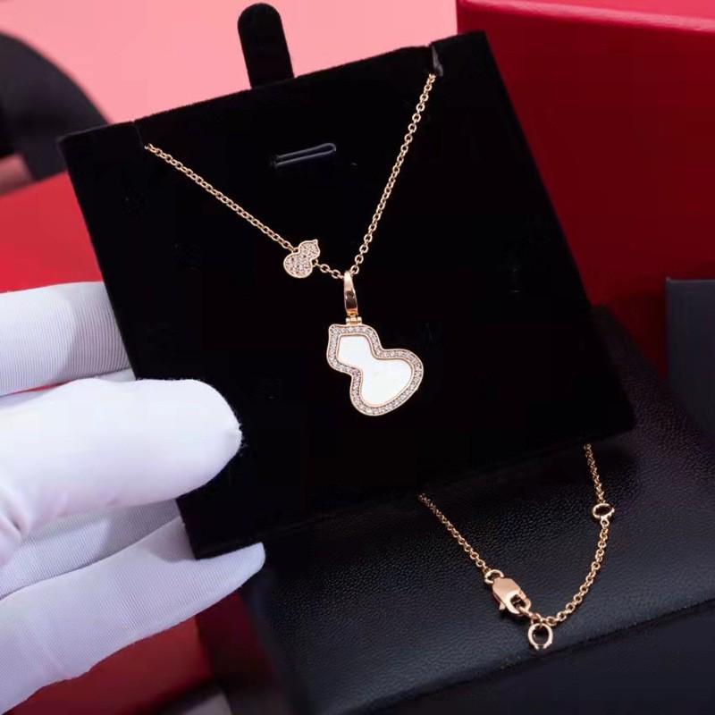 

Ожерелье-подвеска из розового золота 18 карат с красным агатом в форме тыквы и бриллиантами - Элегантная ключичная цепочка