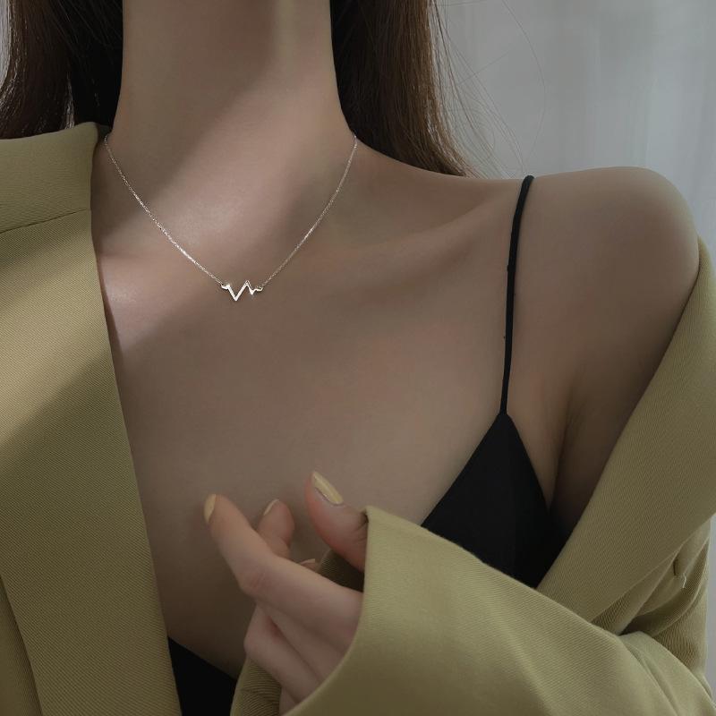 Heart-pounding year women's necklace simple and fresh student niche design clavicle chain
