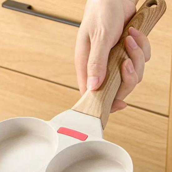 Pánev na smažení vajec s olejovým štětcem stěrkou Léčivý kámen Nepřilnavá pánev Design se 4 otvory Pánev na smažení vajec palačinek Rychlé zahřívání