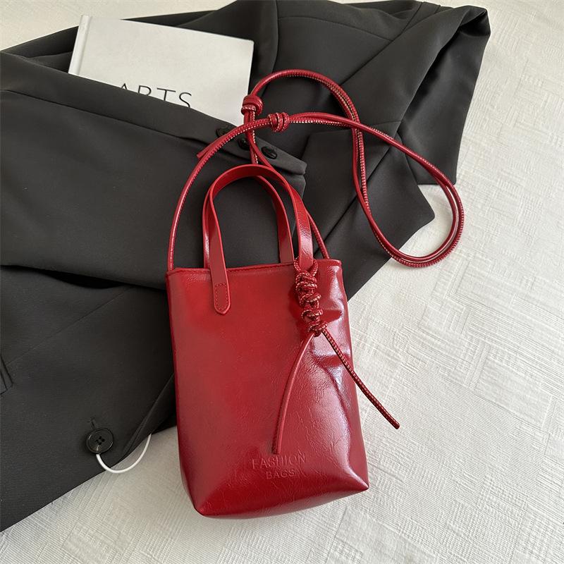

Модные и популярные сумки для женщин 2025 года, новая модная весенняя простая и универсальная сумка через плечо, повседневная сумка для мобильного телефона с бантом красный