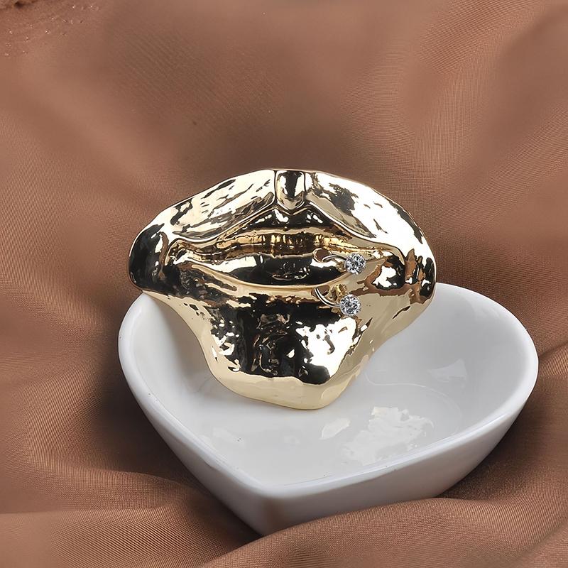 Exaggerated Lip Brooch Alloy Retro Lip-Shaped Pin Clothing Accessory Badge Pin Trendy Tassels Banquet Clothes Metal Pin