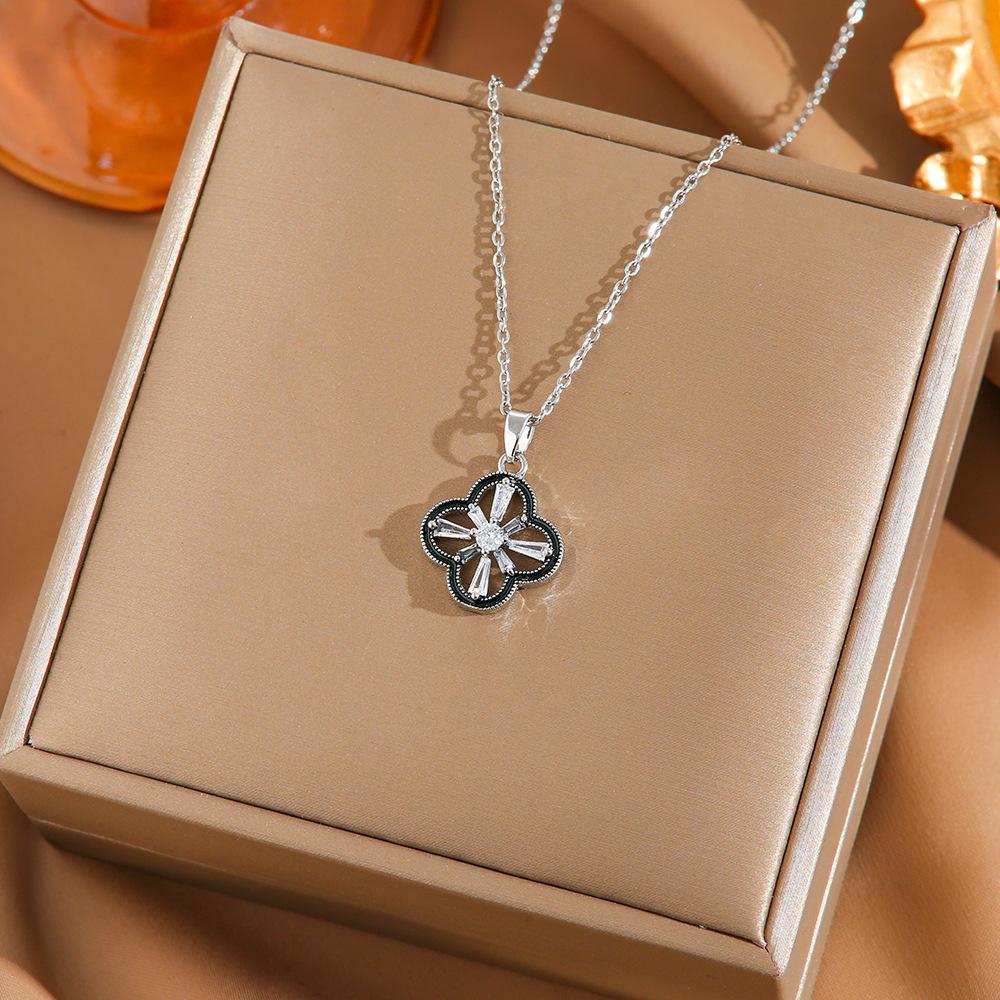 Four Leaf Clover Pendant Necklace For Women Fashionable Zircon Crystal Adjustable Chain Delicate And Versatile Jewelry