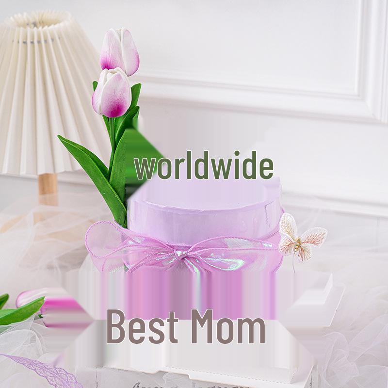 Minimalistischer Tulpen-Kuchenaufsatz mit frischen Blumen und Band für den Muttertag oder Geburtstag