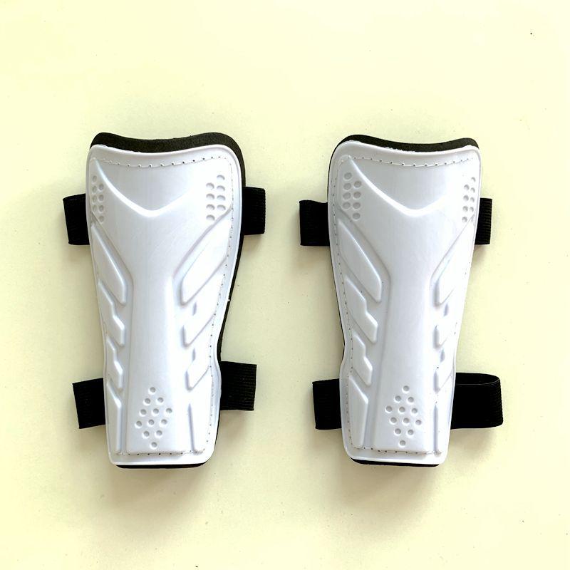 

Детские щитки для голени в наличии с усиленными ремнями и прочными наколенниками, защищающие икры и голени для тренировок и соревнований. белый