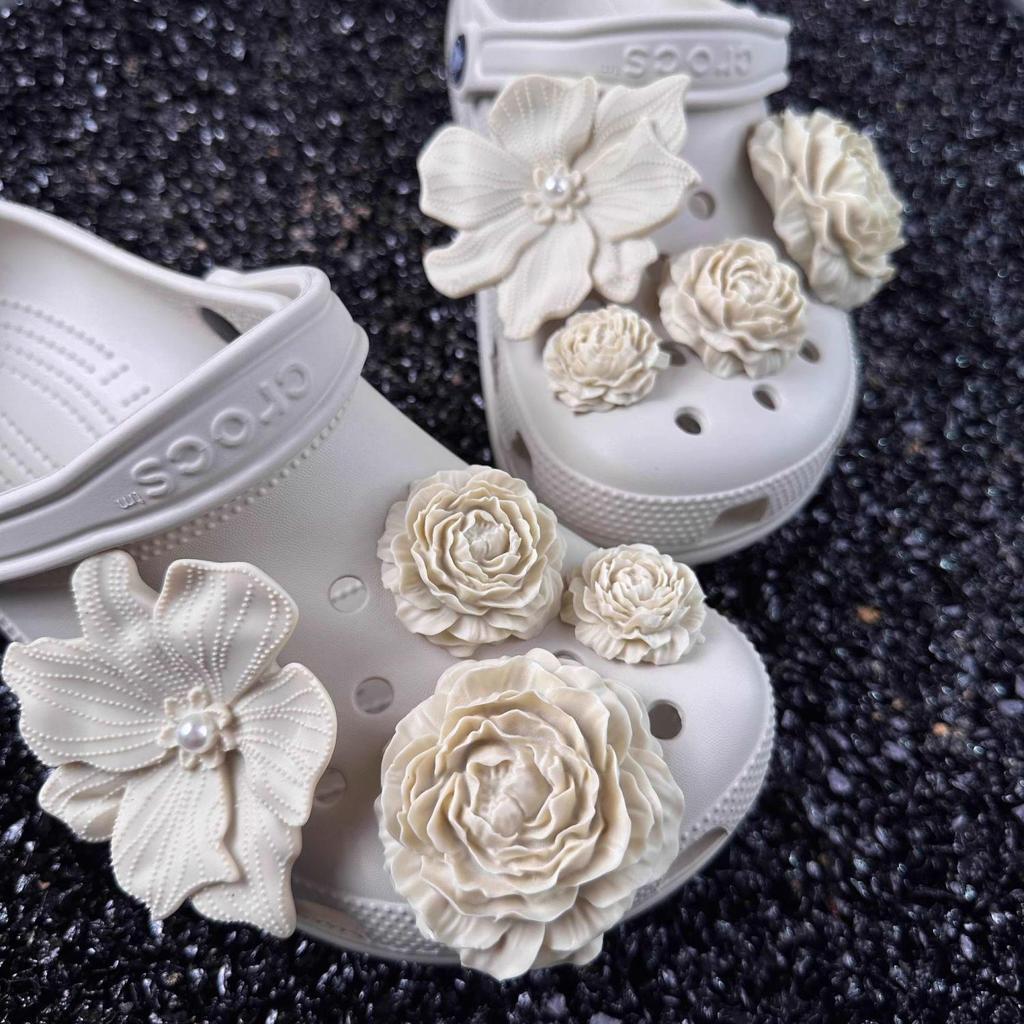Cream Puff Floral Clogs: 3D Pearl Removable Shoe Decoration with Buckles