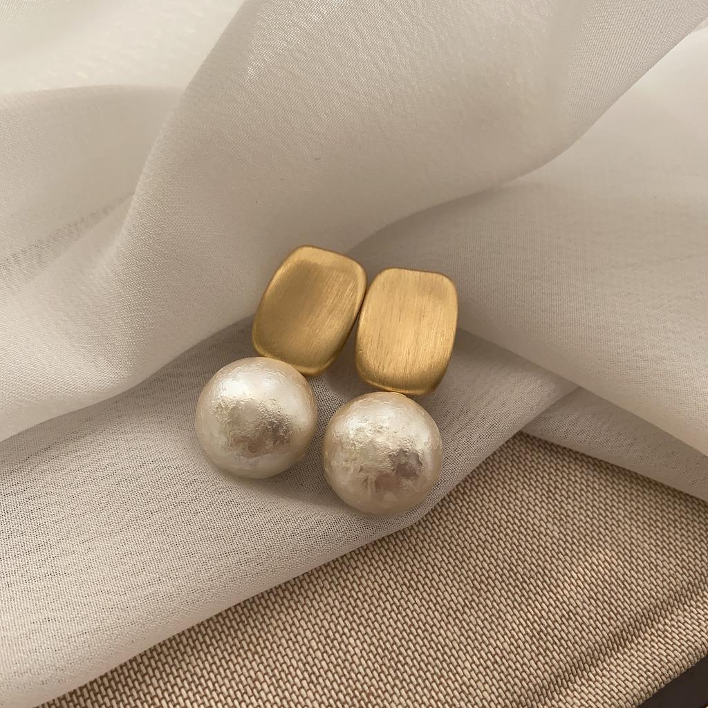 Gold Two-Color Minimalist Geometric Square Warm Pearl Stud Earrings Retro Metal Texture Elegant Pearlescent Temperament Earrings