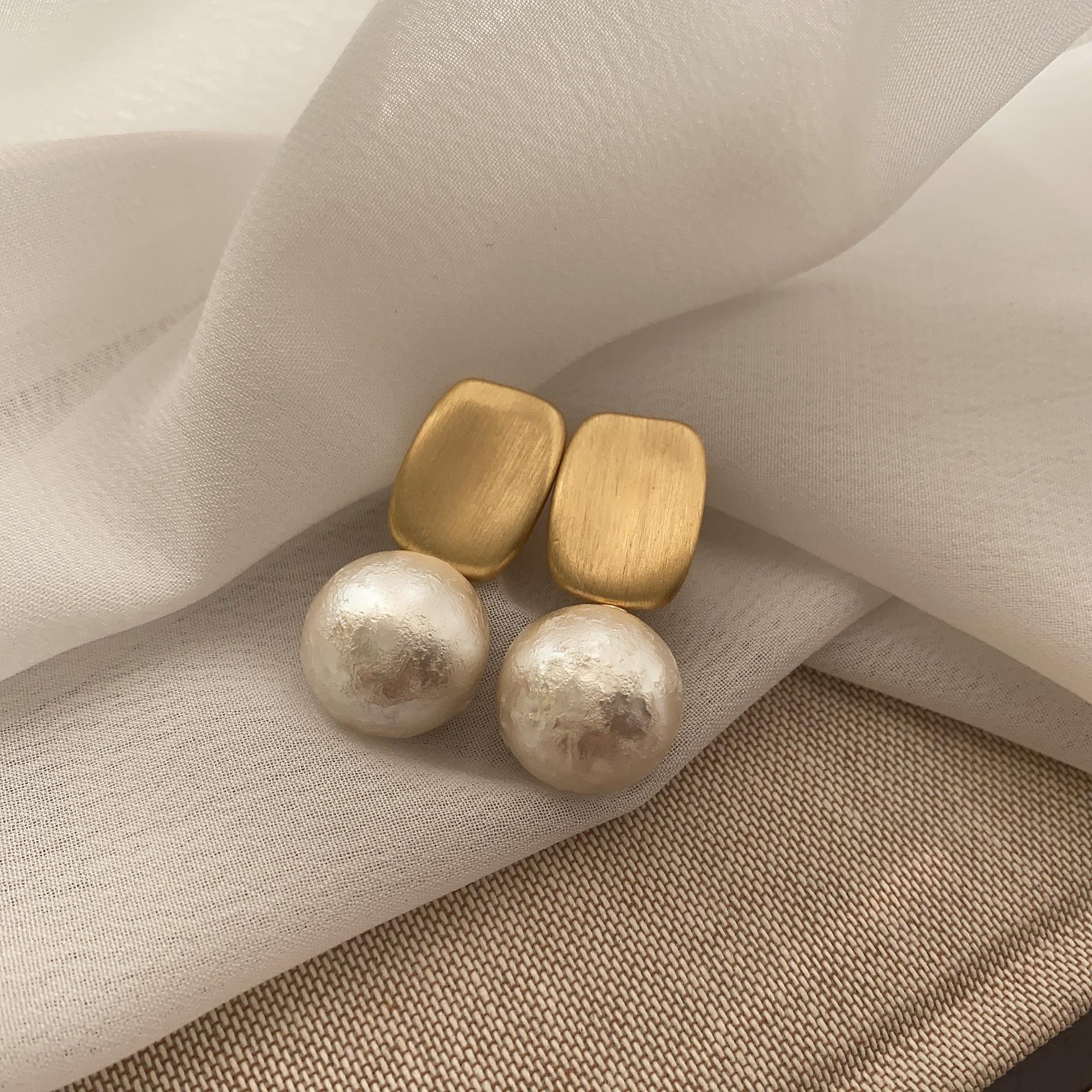 

Золотые двухцветные минималистичные геометрические квадратные серьги-пусеты с теплым жемчугом, ретро металлическая текстура, элегантные перламутровые серьги с темпераментом