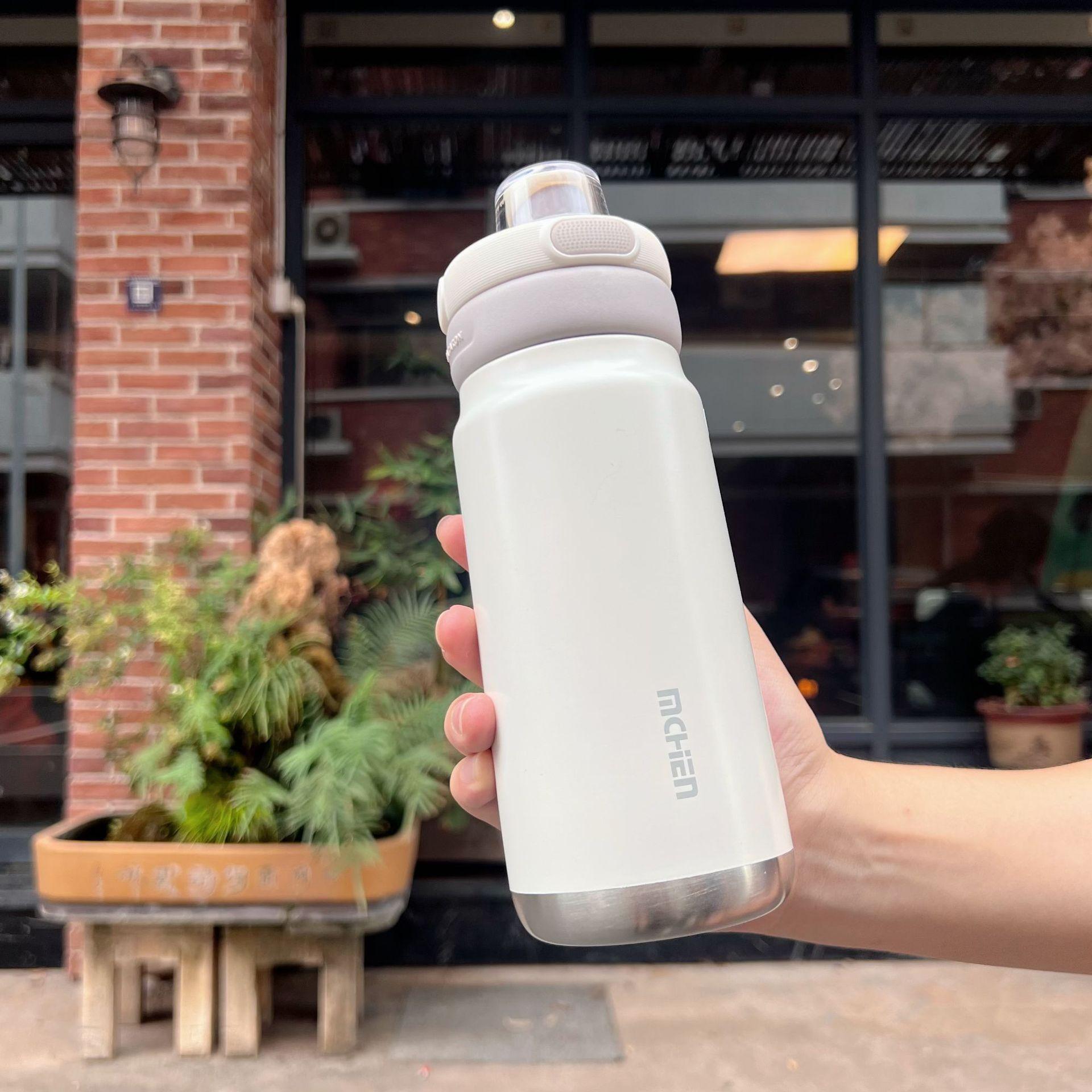 

Нова вакуумна чашка з нержавіючої сталі Чоловіча та жіноча великої місткості Пляшка для спорту на відкритому повітрі Проста портативна чашка з відкидною кришкою 550ml