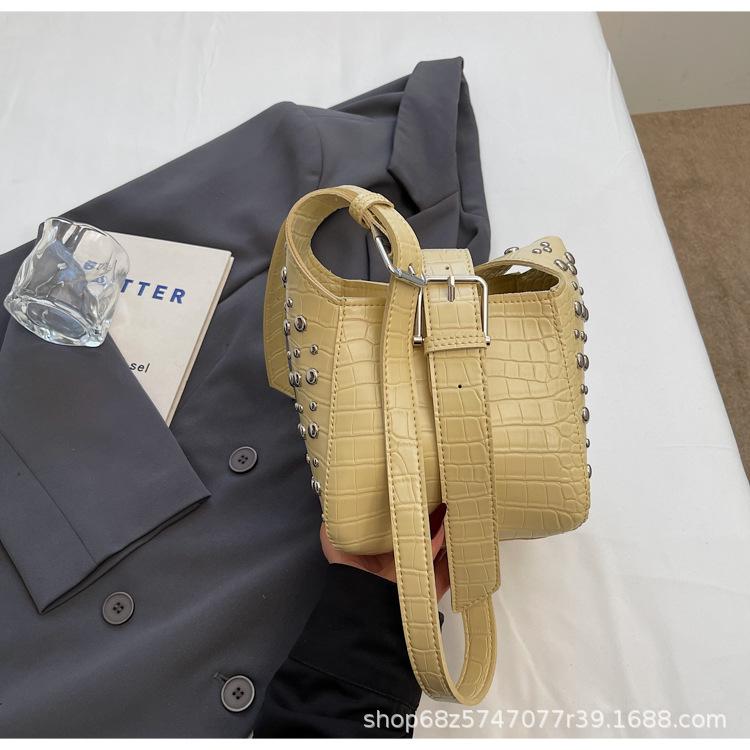 

2025 new retro rivet handbag women s texture simple messenger bag large capacity shoulder armpit bag жёлтый