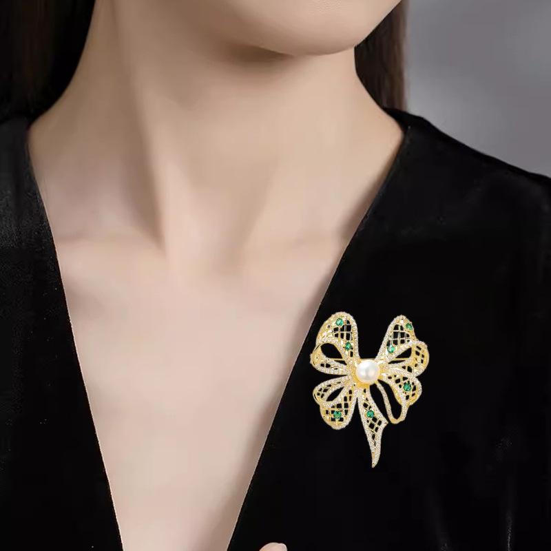 Hollow Bow Brooch High-End Women'S Exquisite Pearl Brooch Anti-Light Pin Clothing Accessories