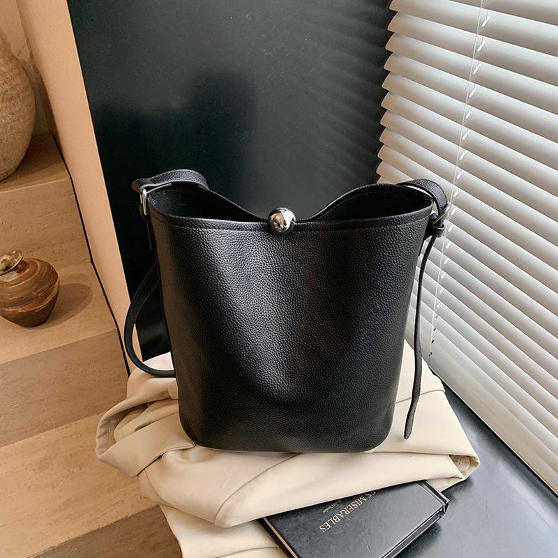 Bucket Bag Women's New Large-capacity Commuter Fashion Shoulder Bag