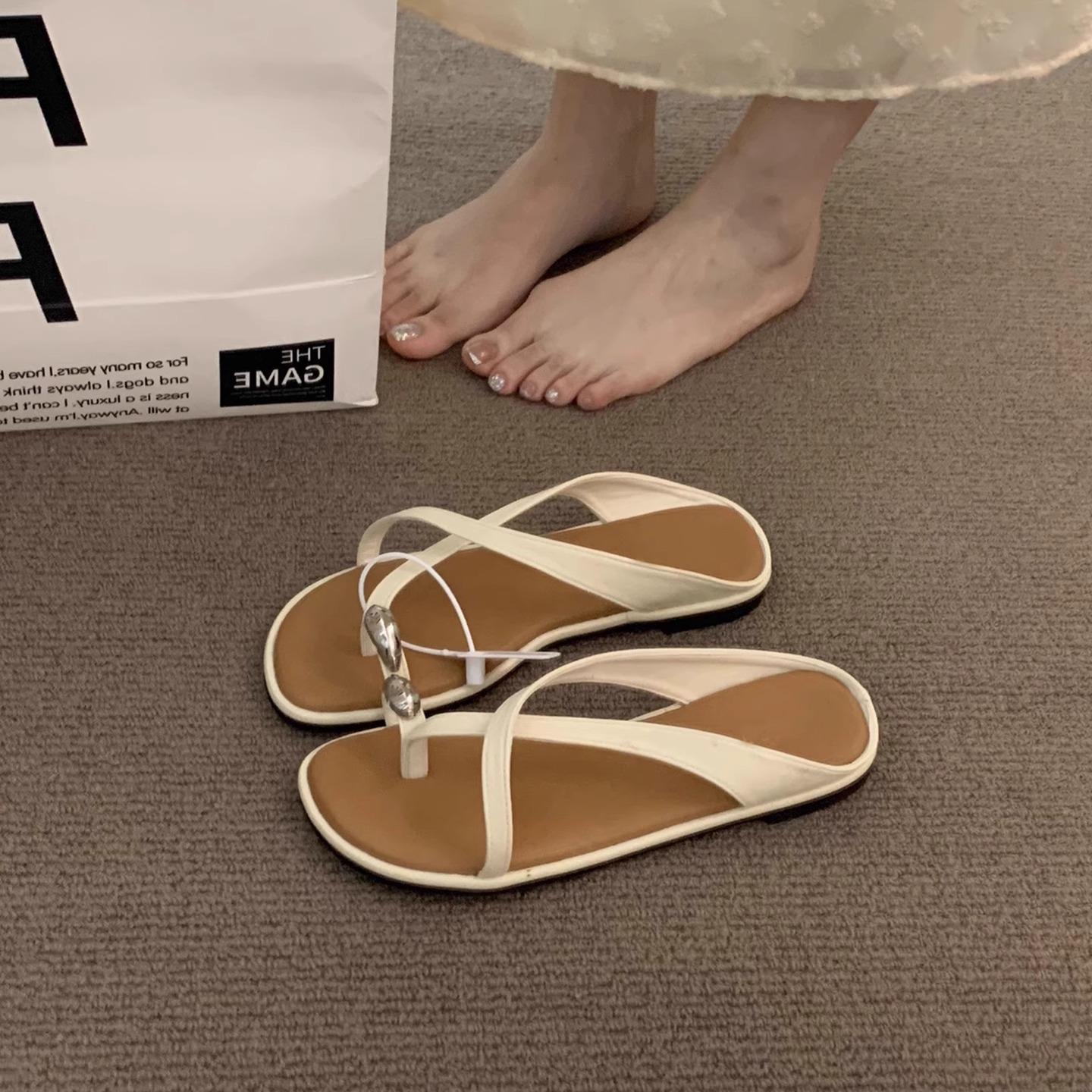 

Niche design low-heeled flip-flops shoes women s summer wear fashion metal buckle versatile open-toed cool slippers 35