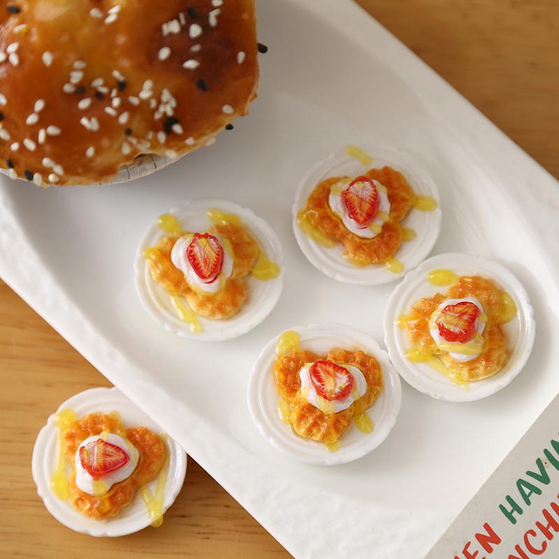 

4Pcs Dollhouse Miniature Simulation Food Strawberry Waffle Cake Model Diy Kitchen Accessories Resin Dollhouse Decoration