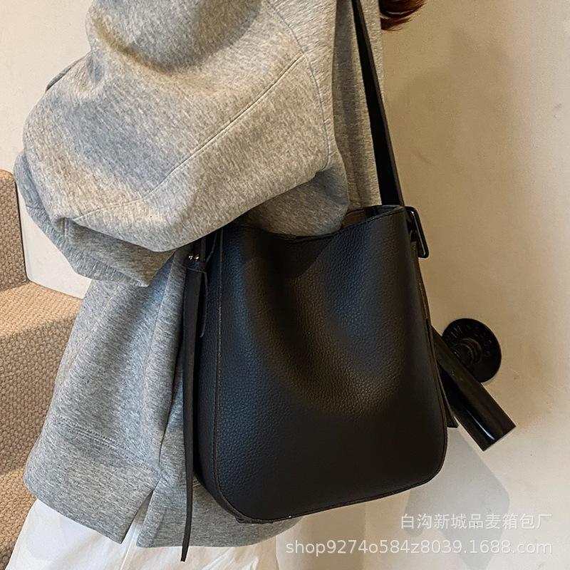 Retro Casual Shoulder Bag Women's 2025 New Fashion Solid Color Bucket Bag Niche Trend Commuter Messenger Bag