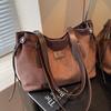 2025 New Retro British Style Commuter Handbag Fashionable High-end Texture Niche Design Underarm Bag Tote Bag
