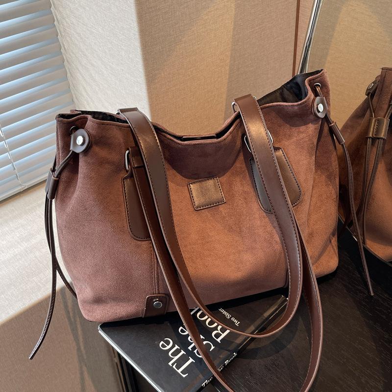 2025 New Retro British Style Commuter Handbag Fashionable High-end Texture Niche Design Underarm Bag Tote Bag