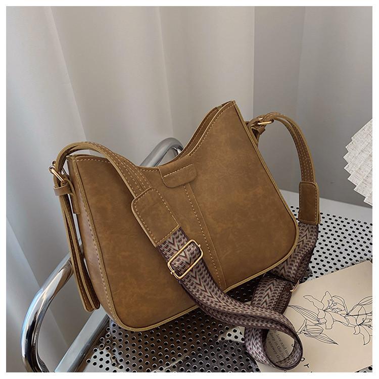 2024 New Retro Bag Female Korean Version Shoulder Bag Fashion Street Trend Leisure Commute Bucket Bag