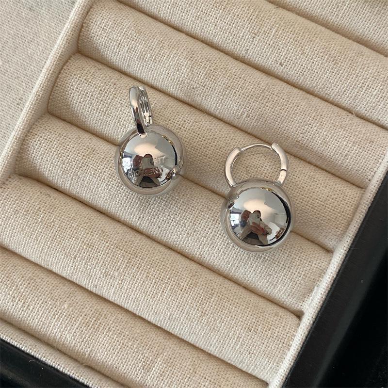 Boucles d'oreilles clous boule en métal style blogueuse coréenne – Design rond petit à la mode or et argent
