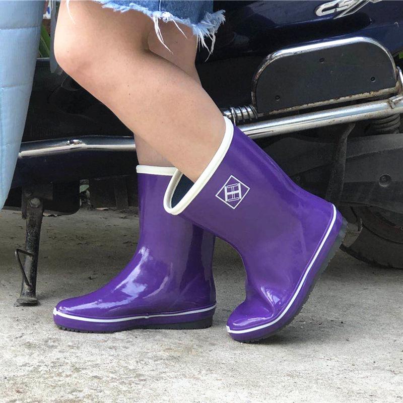 Women's Lightweight Mid-Tube Rubber Rain Boots - Fashionable, Soft, and Sweat-Absorbing for All Seasons.
