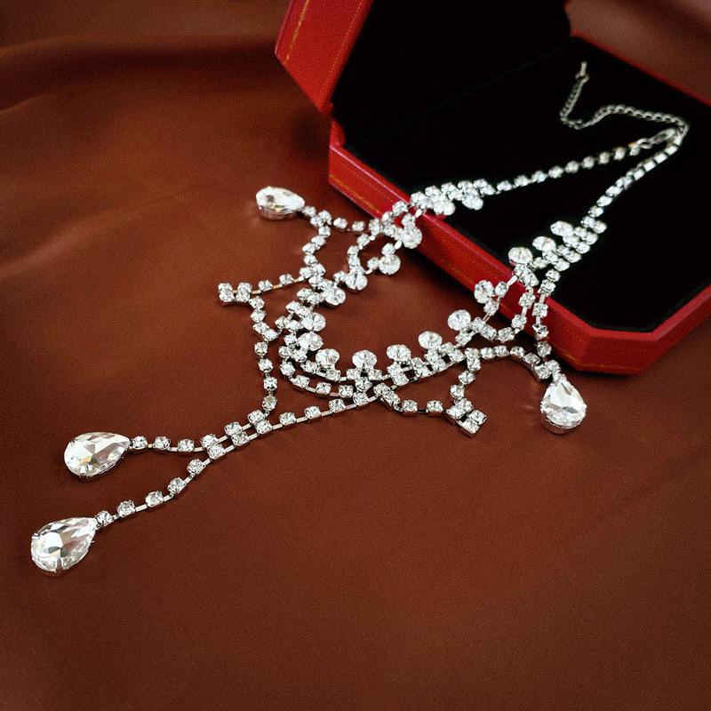 

Высококлассное колье-чокер с кисточкой из циркониевых бриллиантов в форме капли