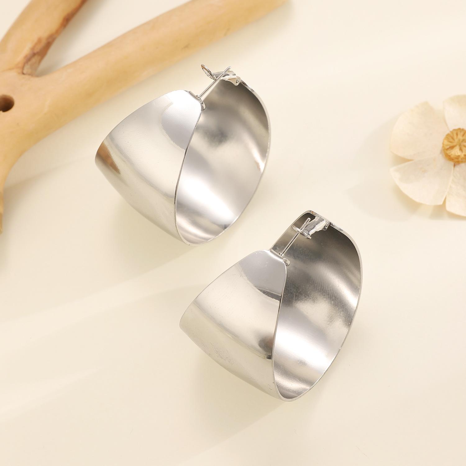 

Элегантные золотистые глянцевые геометрические серьги-пусеты в форме буквы С