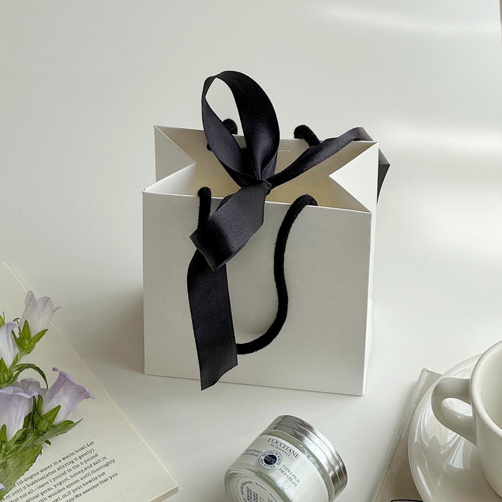 Small Business Accept Art Paper Material Luxury Gift Paper Bag Green Color Bows Handle Custom Paper Bag With Personal Logo Print