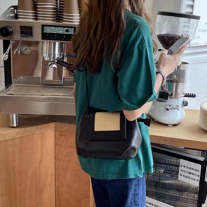 

New Design Spring and Summer Pleated Dumplings Straw Weave Bags Fashionable Ins One-shoulder Slanted Straddle Bags designed for Women