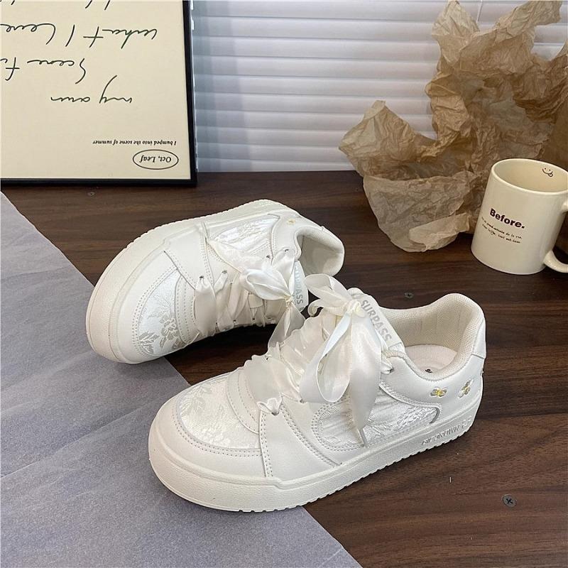Bread shoes low-top student board shoes children's leather surface spring new niche versatile cream platform white shoes