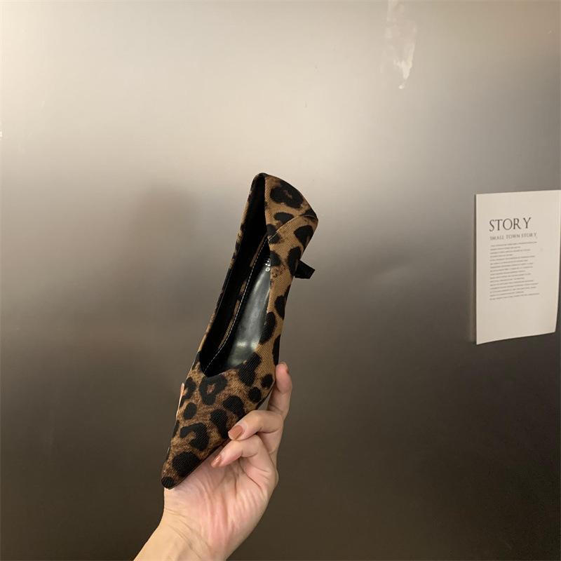 

2025 autumn and winter new pointed head shallow mouth high heels leopard print fashion versatile temperament commuting low heel kitten and single shoe 40