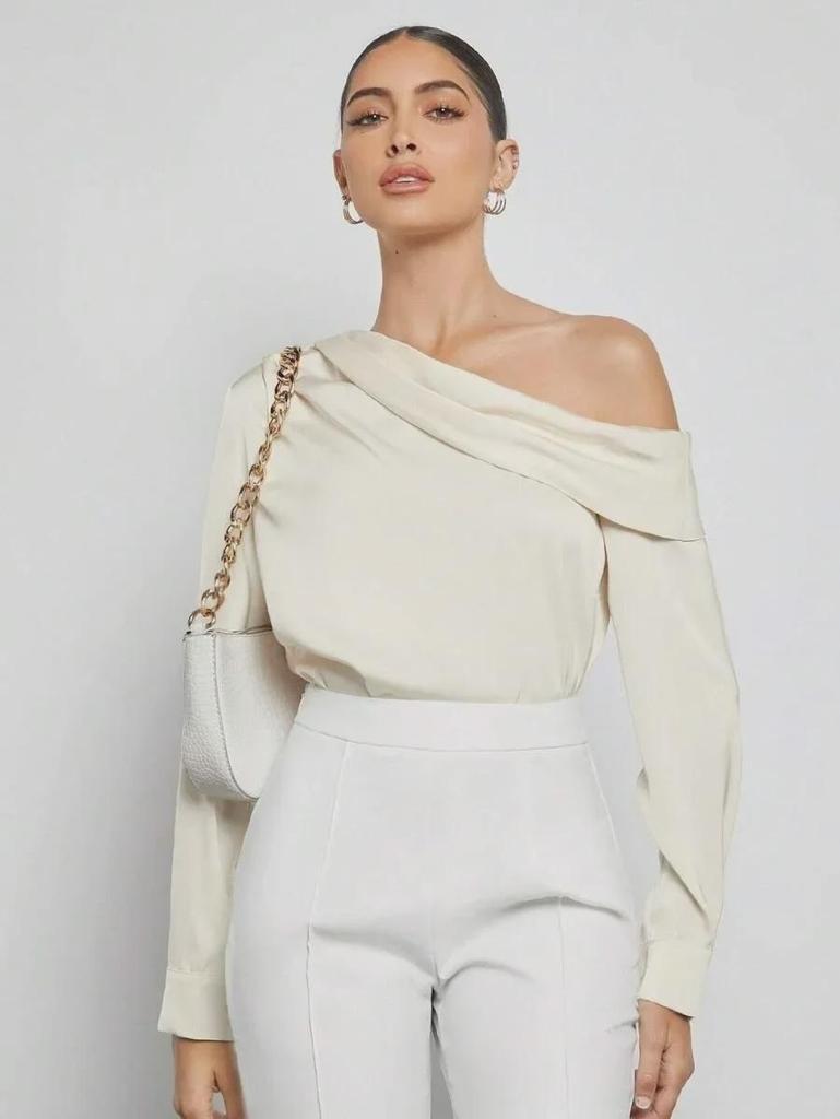 Koszula europejska i amerykańska plisowana satynowa z odkrytymi ramionami i asymetrycznym długim rękawem - moda damska wiosna/lato