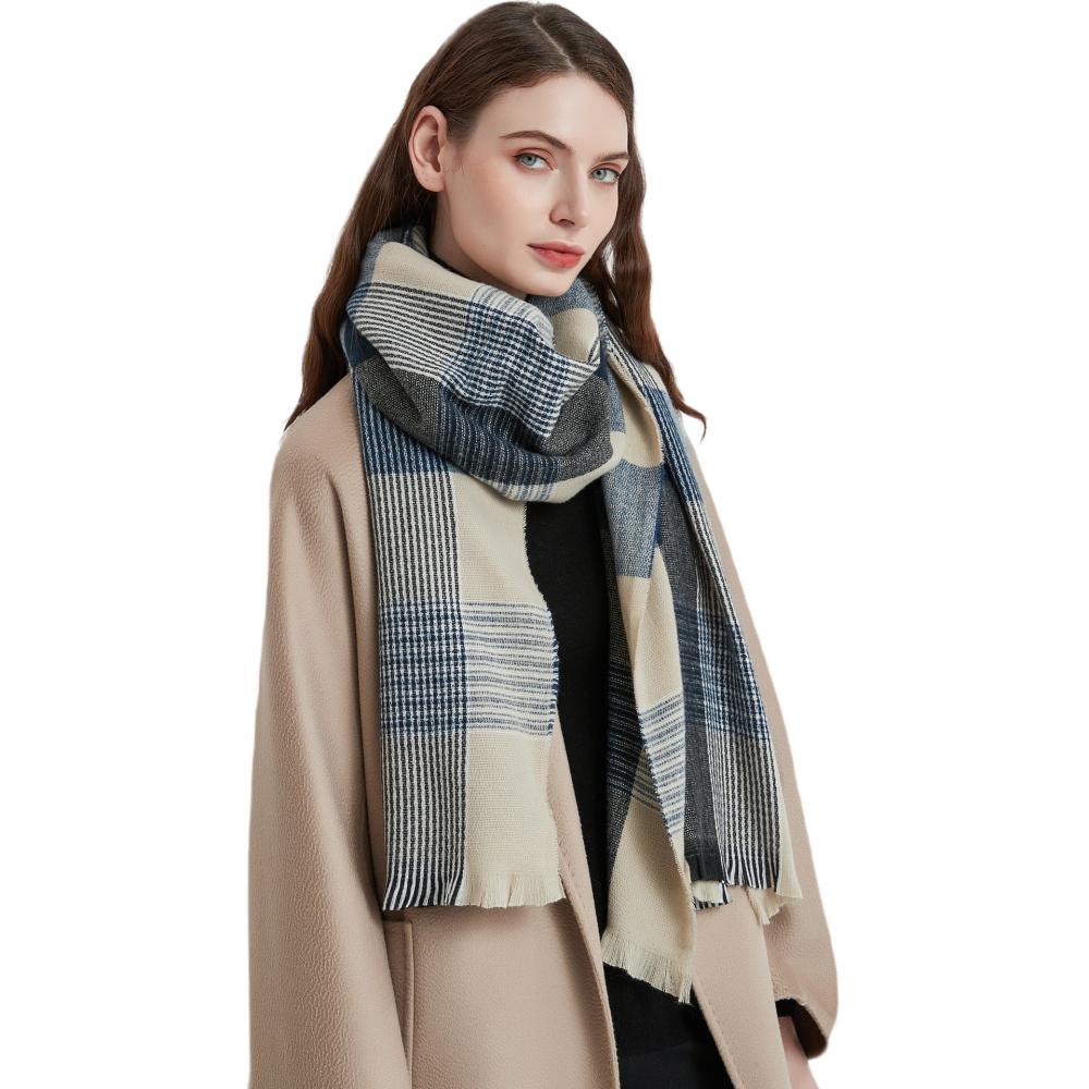 Modrý kostkovaný šátek dámský zimní teplý výstřih