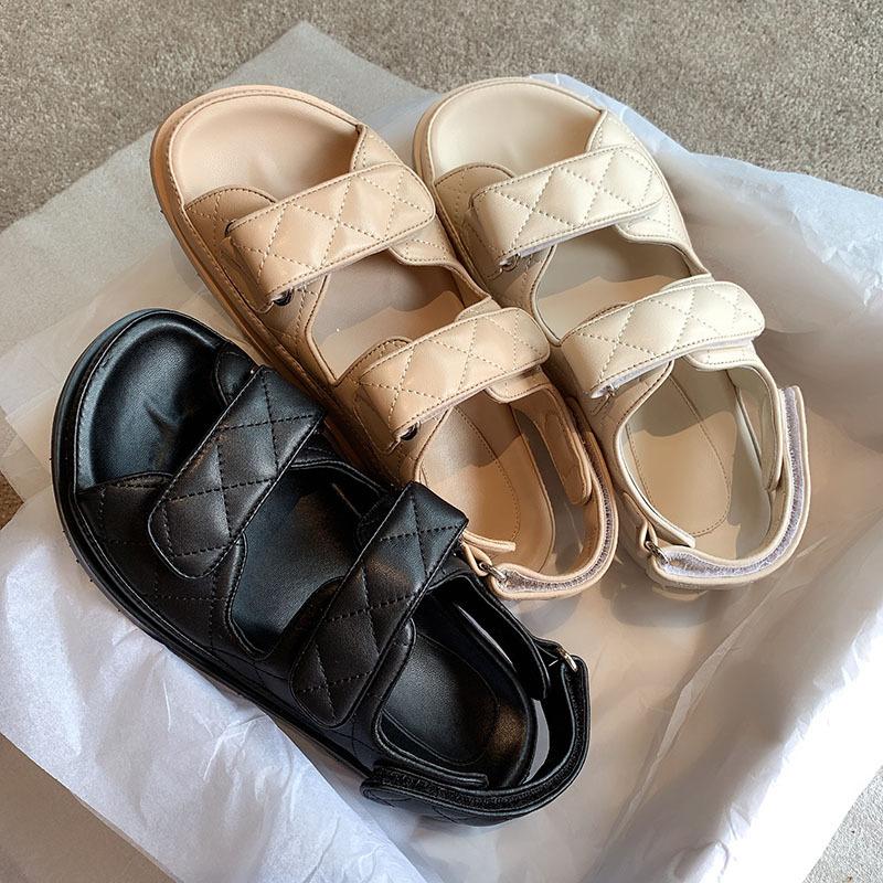 Nuovi sandali donna estivi fondo piatto 2025 nuovo stile Xiaoxiangfeng velcro pelle versatile rombo pelle morbida fondo spesso