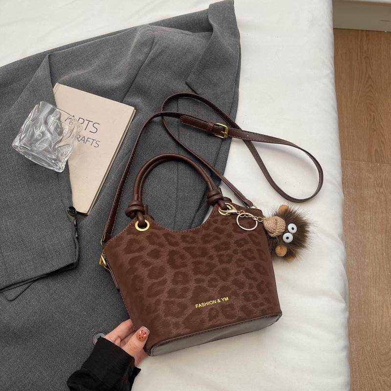 

Simple casual small bag women s 2025 autumn new fashionable commuter hand carrying bucket bag foreign texture messenger bag