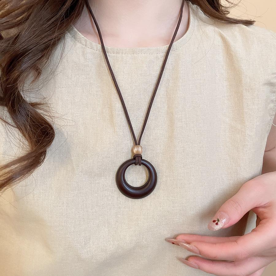 High-End Women's Retro Oval Geometric Resin Necklace