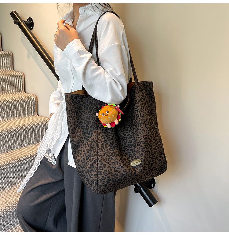 Leopardenmuster Canvas Tragetasche - 2025 Frühjahr/Sommer Mode, Großes Fassungsvermögen, Lässige Pendler-Schultertasche für Damen