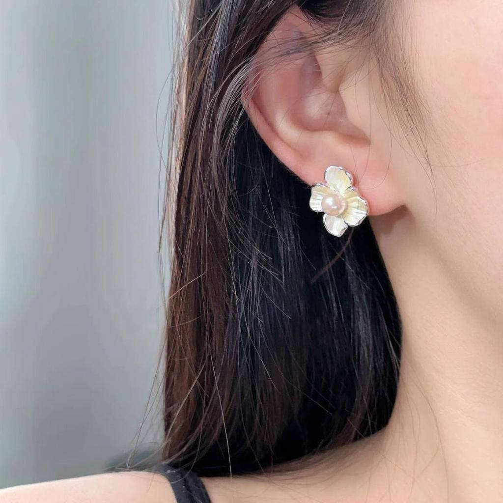 Zhao Lusi-Style Elegant Pearl Flower Stud Earrings for Women - Trendy, Simple, and Luxurious Fashion Accessory