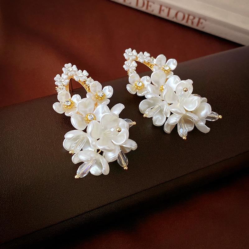 Elegante Strass-Blumenohrringe - Märchenhaftes Silbernadel-Design