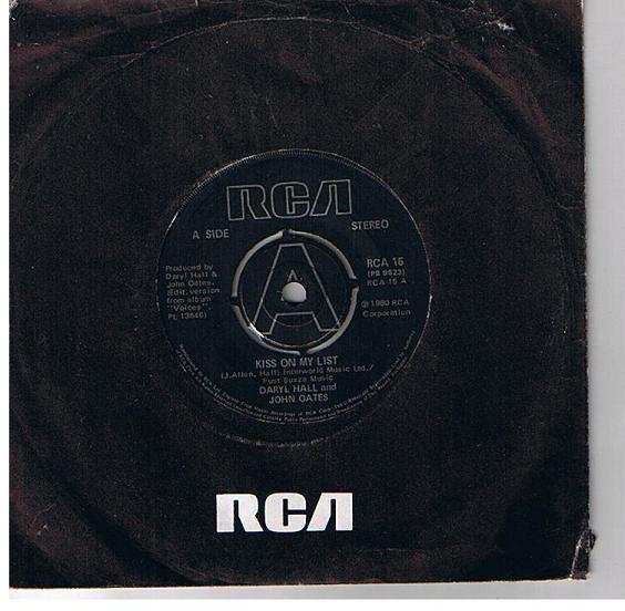 

7inch Record DARYL HALL & JOHN OATES - Kiss On My List RCA15 RCA 1980 UK Rock Used