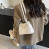 Einfache und modische Handtasche, modische Schultertasche im neuen Stil, schöne, lässige, trendige Unterarmtasche für den Sommer
