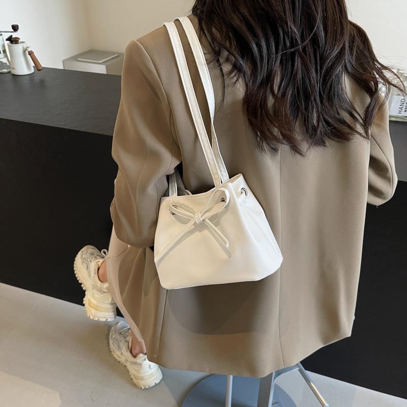 Einfache und modische Handtasche, modische Schultertasche im neuen Stil, schöne, lässige, trendige Unterarmtasche für den Sommer