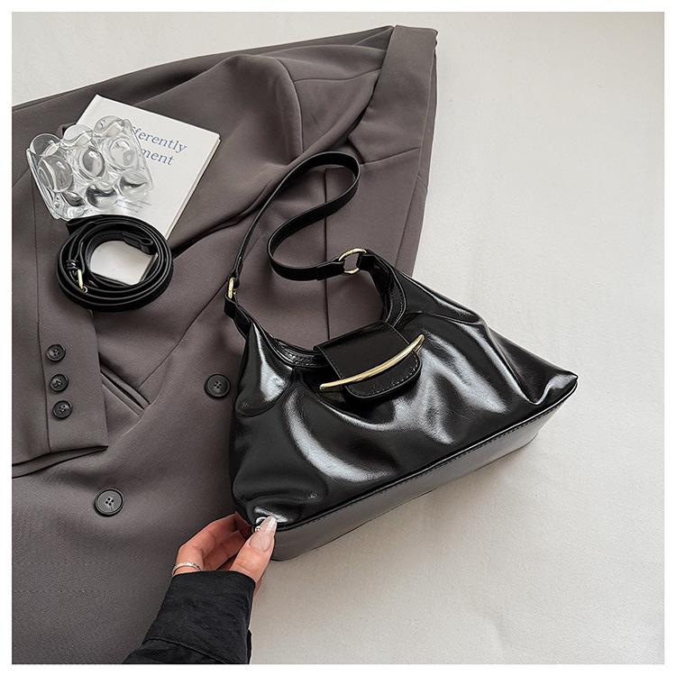 

Retro premium oil wax leather women s bag large capacity underarm bag 2025 new niche design shoulder messenger bag чёрный