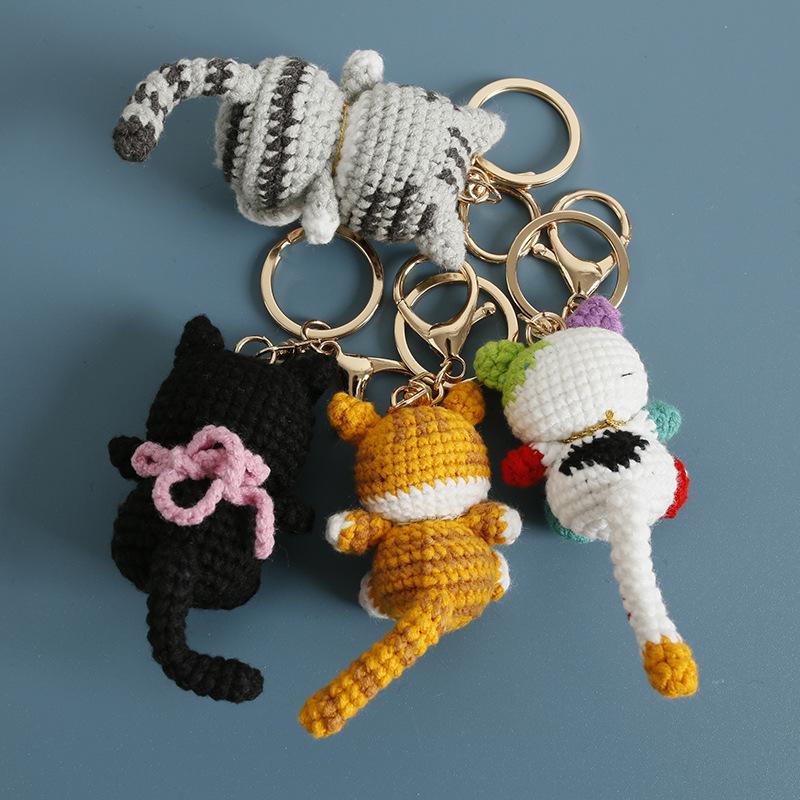 Handgefertigte Häkel-Kätzchen-Schlüsselanhänger Niedliche Lächelnde Katzenpuppe Häkel-Schlüsselanhänger Cartoon-Kätzchen-Serie Strickpuppen-Schlüsselanhänger Großhandel