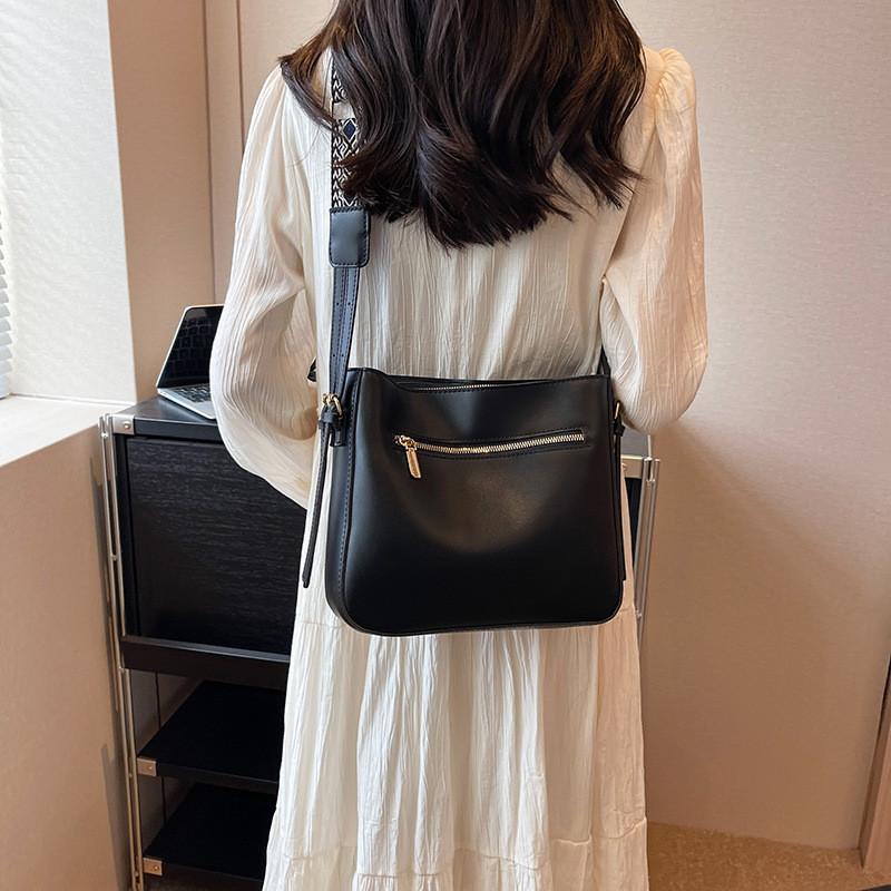 Ielgy High-End Feeling Solid Color Texture One-Shoulder Broadband Cross-Body