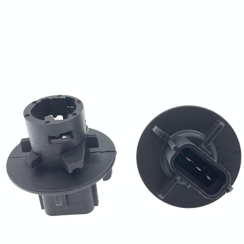 XBP100190 Land Rover Three-Pin Brake/ Taillight Socket Bulb for Defender 90/110.